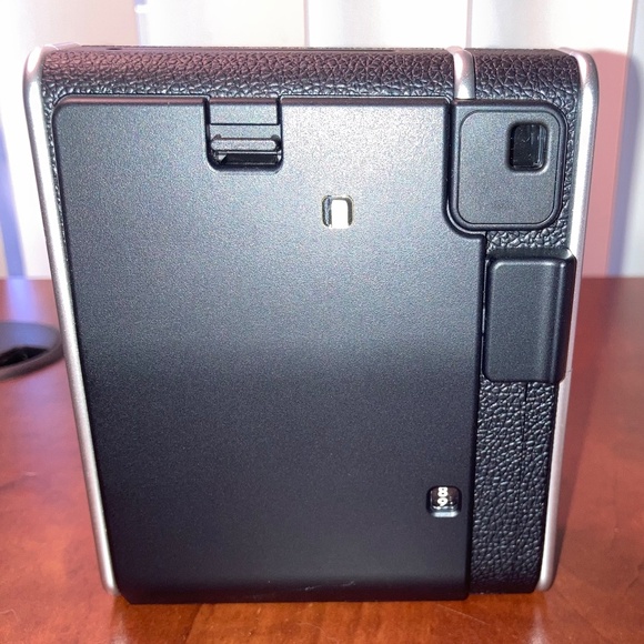 Barely Used Fujifilm Instax Mini 40 Instant Camera - Black - Picture 4 of 10